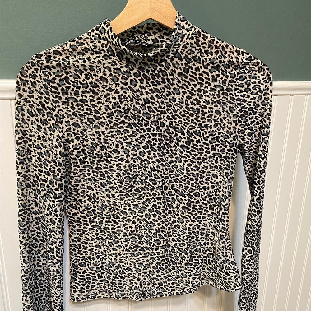 Shein women’s leopard mock-neck tee